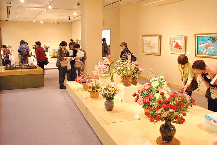 春季：蚕茧手工艺品展